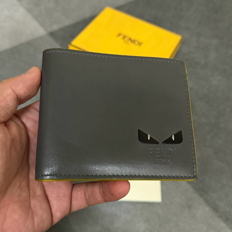 Fendi 怪獸眼睛貼花皮革雙折短夾-1