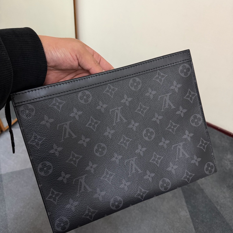 Lv 黑老花手拿包 （M61692）-1