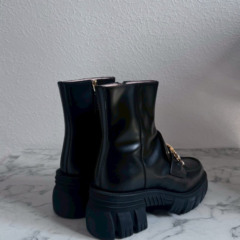 Gucci 黑色金雙G小鑽質感低筒靴-1