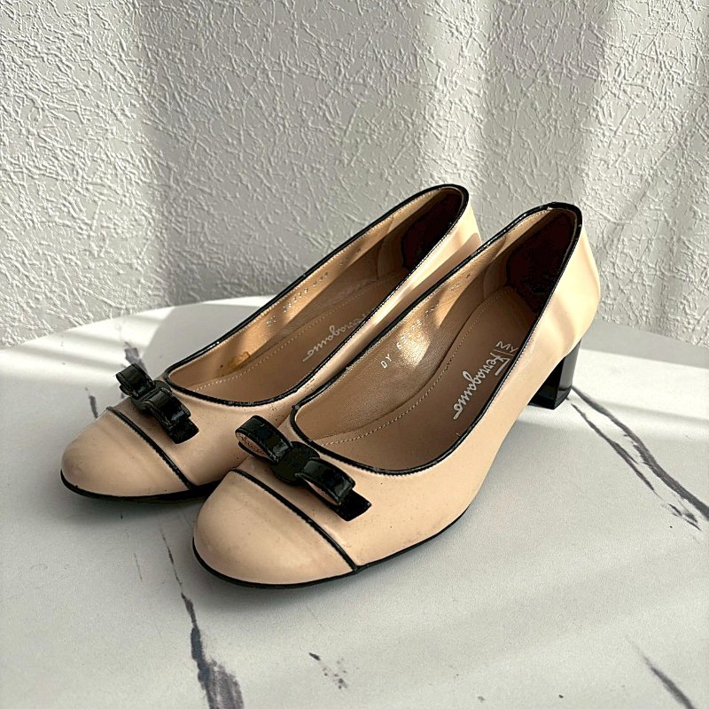 Salvatore Ferragamo 米白拼黑色蝴蝶結低跟鞋-0