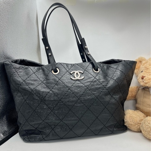 Chanel 油蠟皮托特 13開 底長約38 。