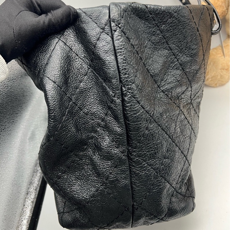 Chanel 油蠟皮托特 13開 底長約38 。-4