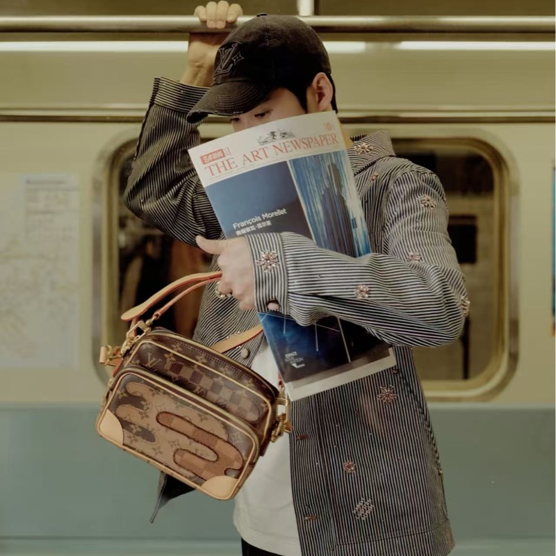 LV 聯名nigo相機包NIL fw25秀款郵差包25×11×17 98新配件塵袋盒子-0