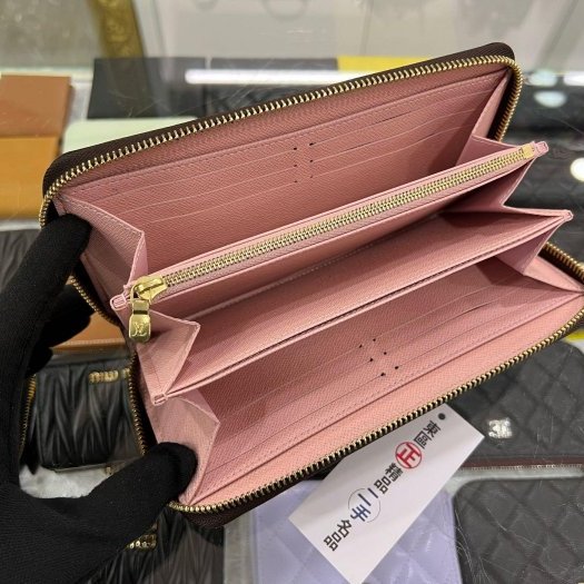 區正精品㊣LV M41894 字紋芭蕾粉紅色內裏ㄇ字拉鍊長夾 RA1851-4