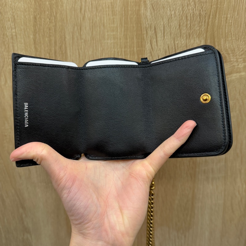 Balenciaga 黑牛皮霧金釦可以斜背三折短夾-11