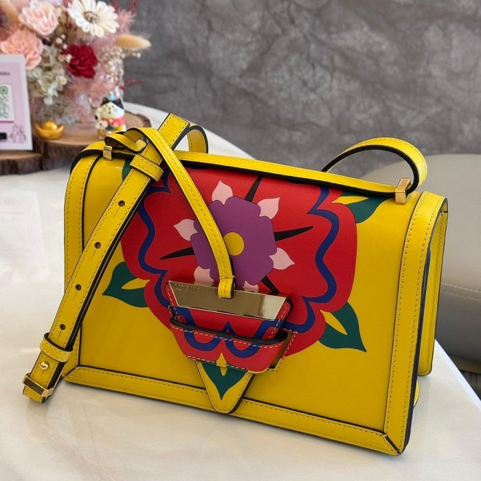 *SHIHNA名牌精品* Loewe Barcelona 巴塞隆納花卉系列 黃色小牛皮肩背包-0