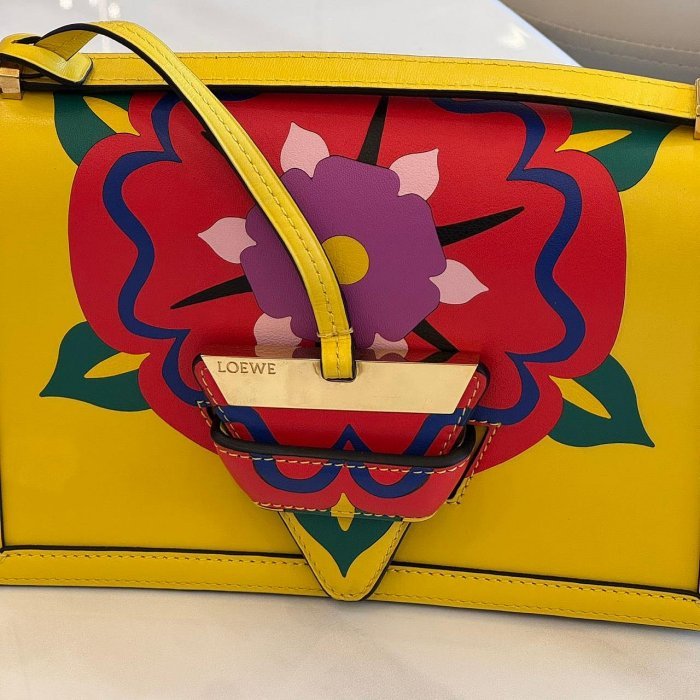 *SHIHNA名牌精品* Loewe Barcelona 巴塞隆納花卉系列 黃色小牛皮肩背包-1