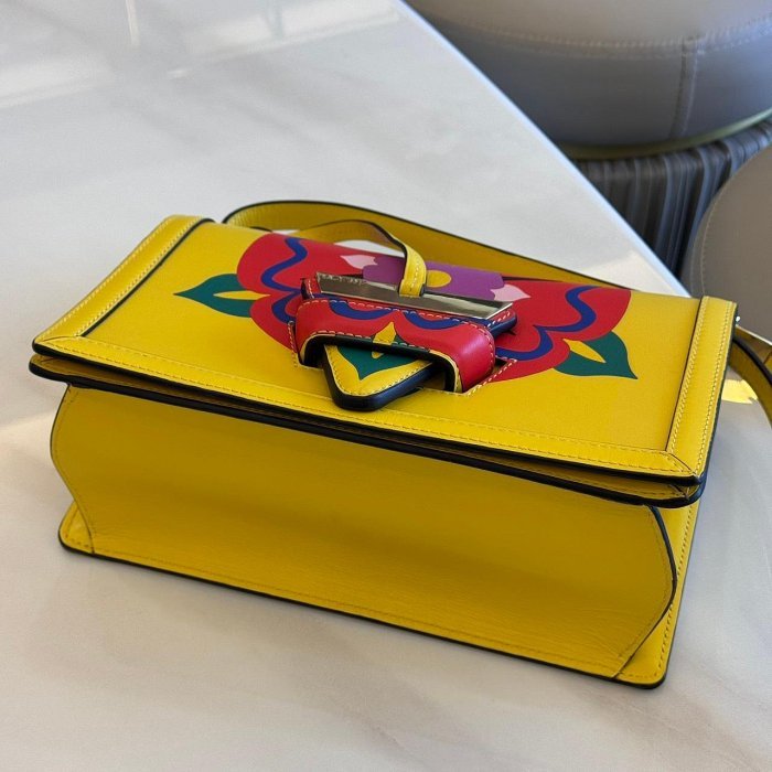 *SHIHNA名牌精品* Loewe Barcelona 巴塞隆納花卉系列 黃色小牛皮肩背包-3