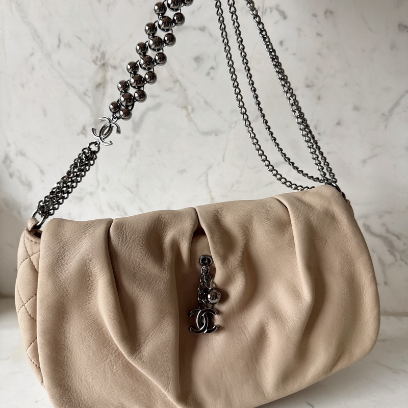 CHANEL✨A32337 淺膚色鏈條配飾肩背包腋下包-0