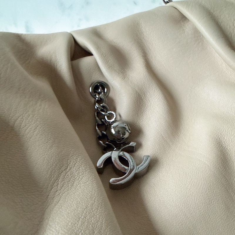 CHANEL✨A32337 淺膚色鏈條配飾肩背包腋下包-1