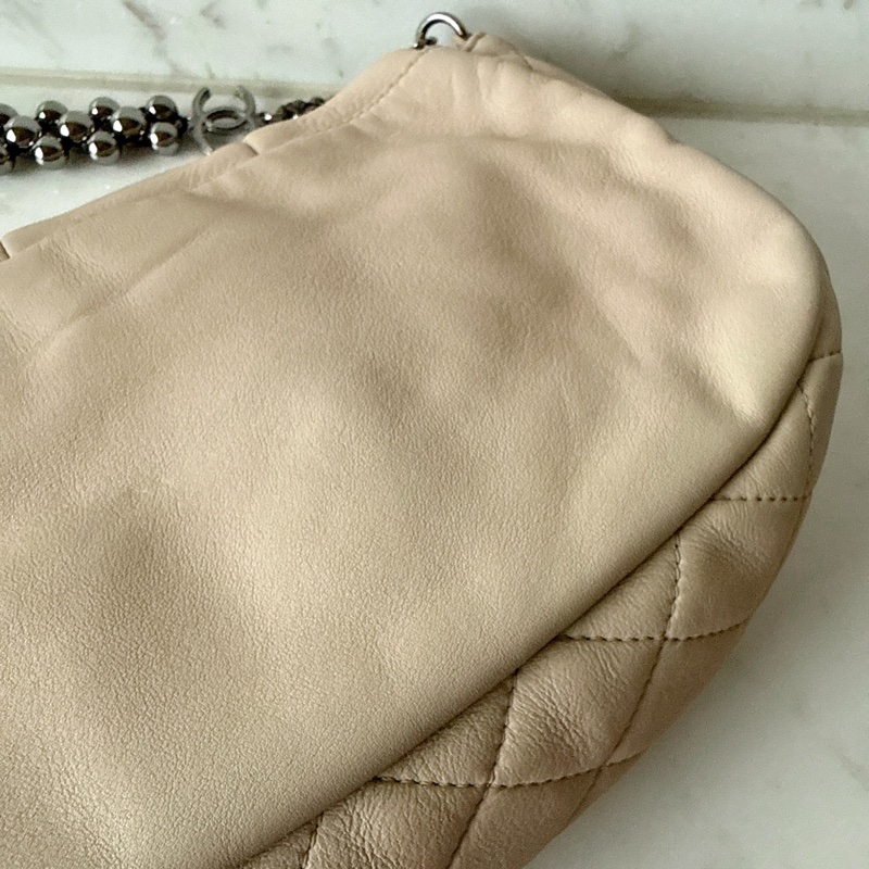 CHANEL✨A32337 淺膚色鏈條配飾肩背包腋下包-8