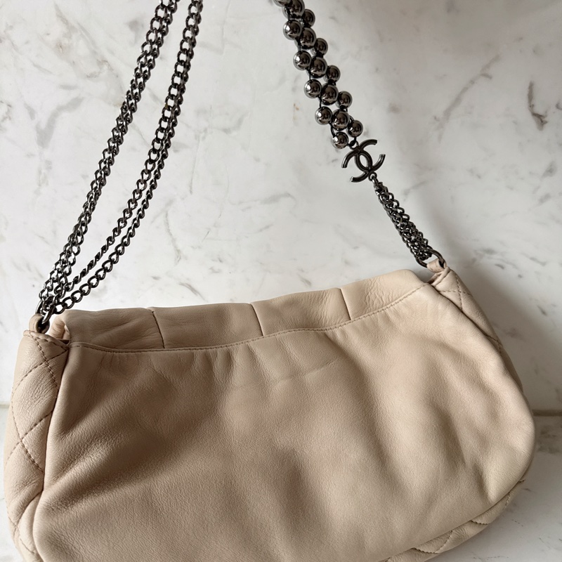 CHANEL✨A32337 淺膚色鏈條配飾肩背包腋下包-10
