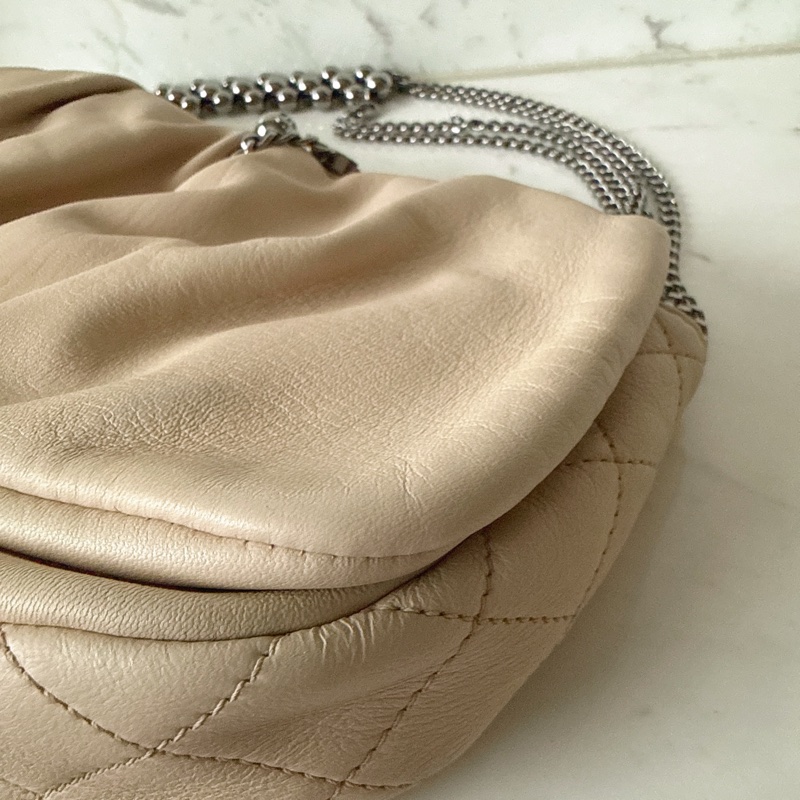 CHANEL✨A32337 淺膚色鏈條配飾肩背包腋下包-12