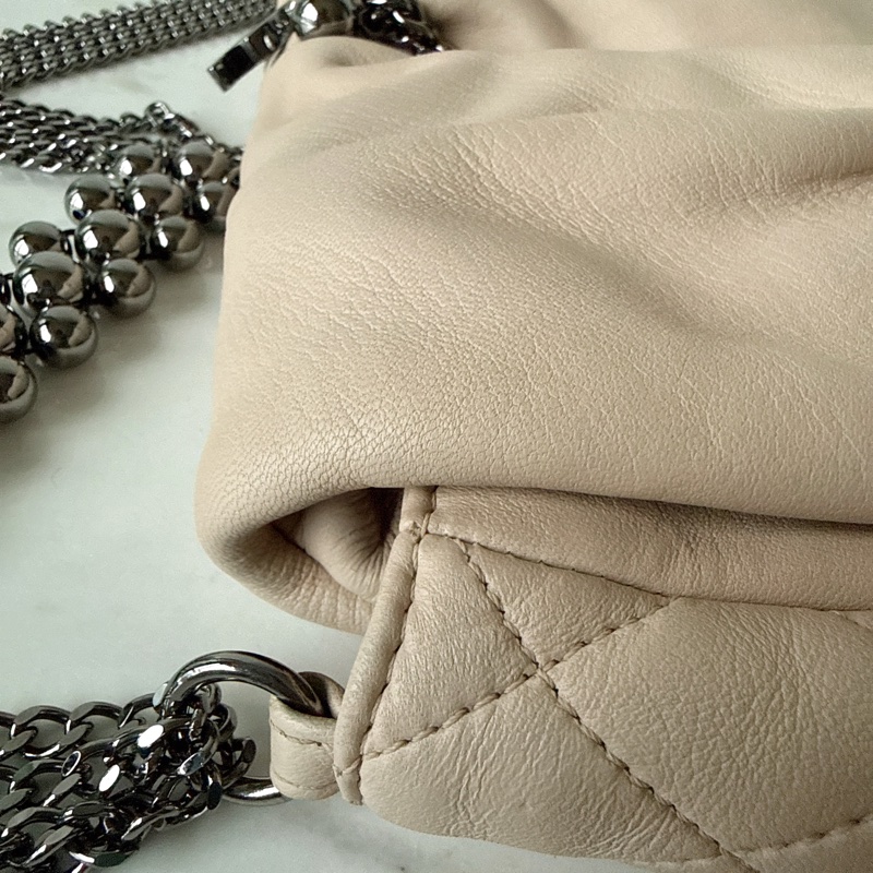 CHANEL✨A32337 淺膚色鏈條配飾肩背包腋下包-13