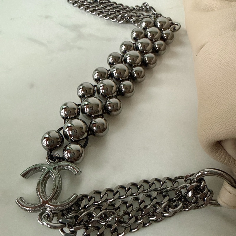 CHANEL✨A32337 淺膚色鏈條配飾肩背包腋下包-14