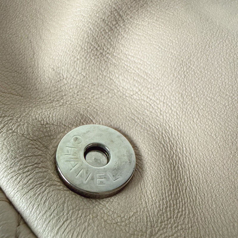 CHANEL✨A32337 淺膚色鏈條配飾肩背包腋下包-18