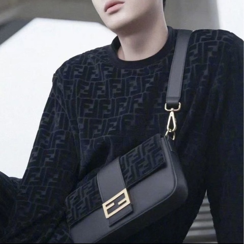 Fendi 王嘉爾同款限量黑絲絨拼皮老花雙F法棍包 可斜背可當腰包26×15×3.5 98新配件塵袋腰帶