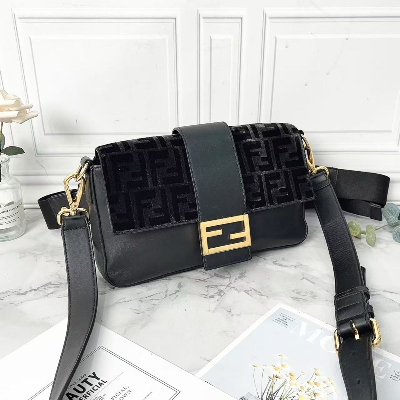 Fendi 王嘉爾同款限量黑絲絨拼皮老花雙F法棍包 可斜背可當腰包26×15×3.5 98新配件塵袋腰帶-3