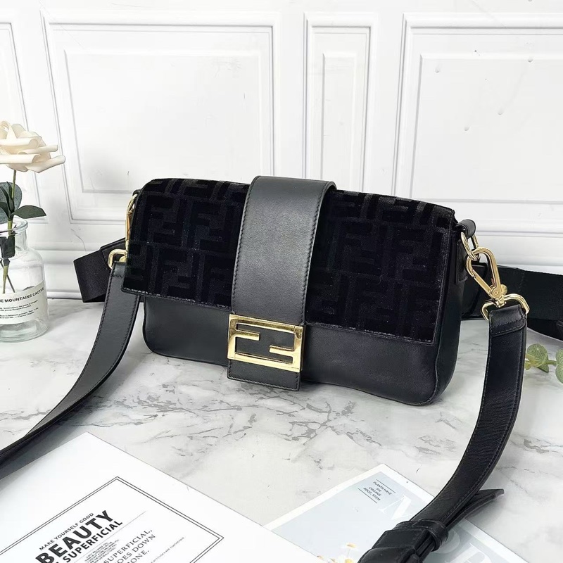 Fendi 王嘉爾同款限量黑絲絨拼皮老花雙F法棍包 可斜背可當腰包26×15×3.5 98新配件塵袋腰帶-4