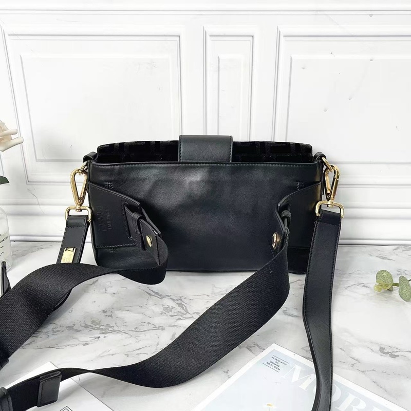 Fendi 王嘉爾同款限量黑絲絨拼皮老花雙F法棍包 可斜背可當腰包26×15×3.5 98新配件塵袋腰帶-5