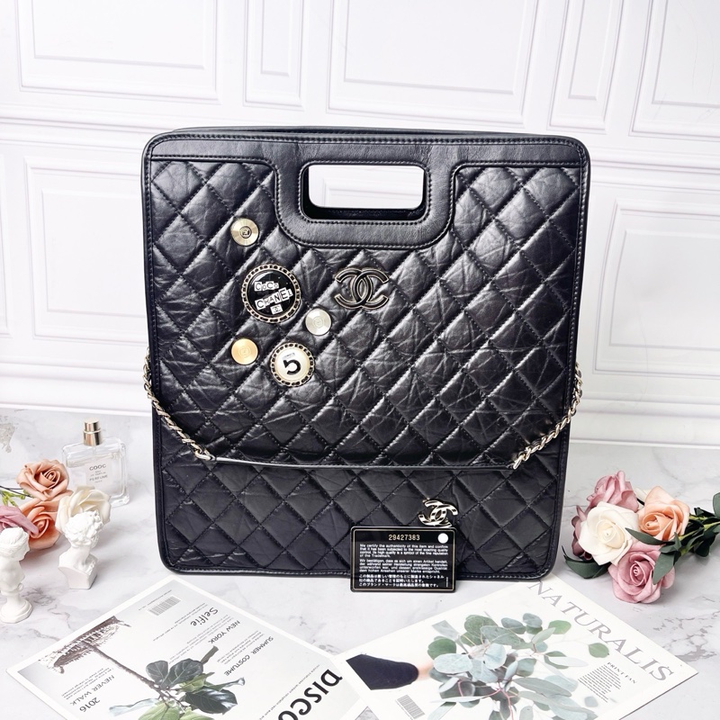 Chanel 油蠟皮20P徽章系列限量款2way大號托特包琴譜包 36×33×11 98新塵袋保卡-1