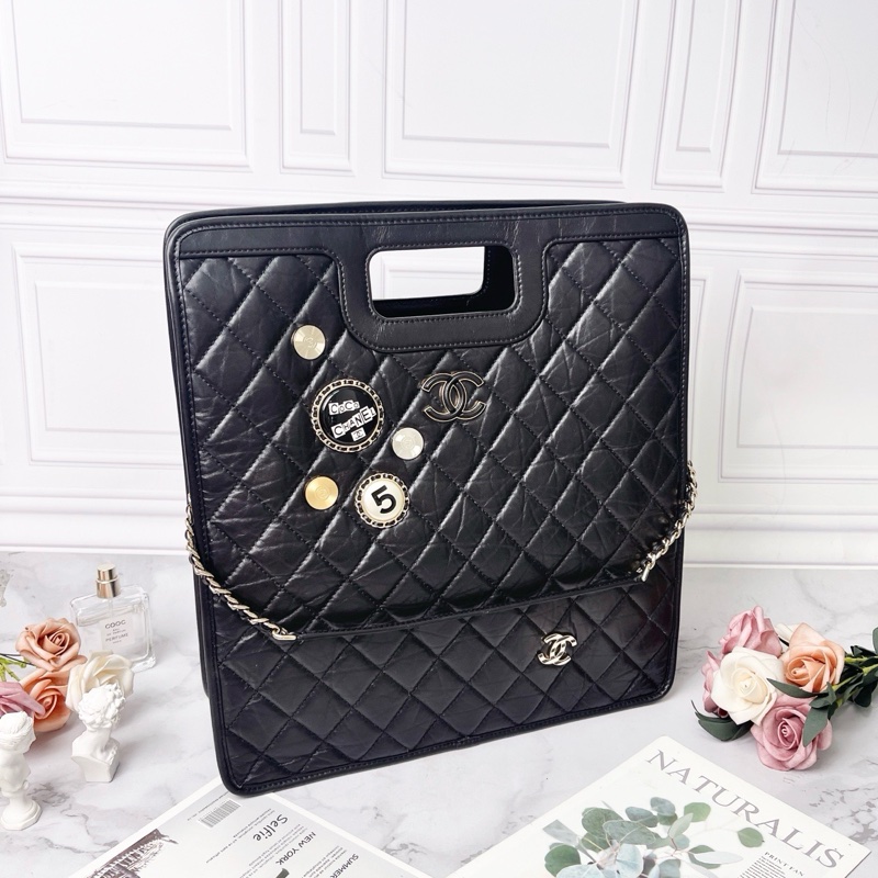 Chanel 油蠟皮20P徽章系列限量款2way大號托特包琴譜包 36×33×11 98新塵袋保卡-3