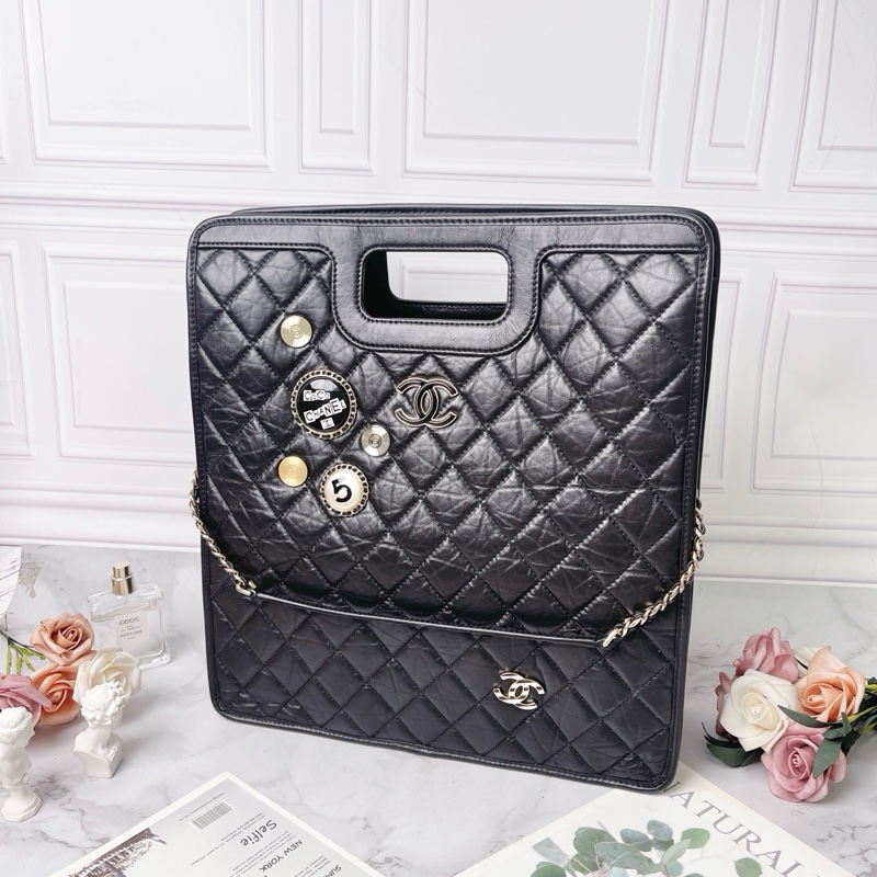 Chanel 油蠟皮20P徽章系列限量款2way大號托特包琴譜包 36×33×11 98新塵袋保卡-5