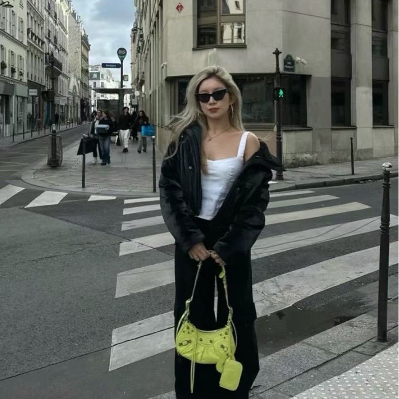 「JL精品代購」極新 Balenciaga螢光黃色Le Cagole月牙豌豆款機車包-1