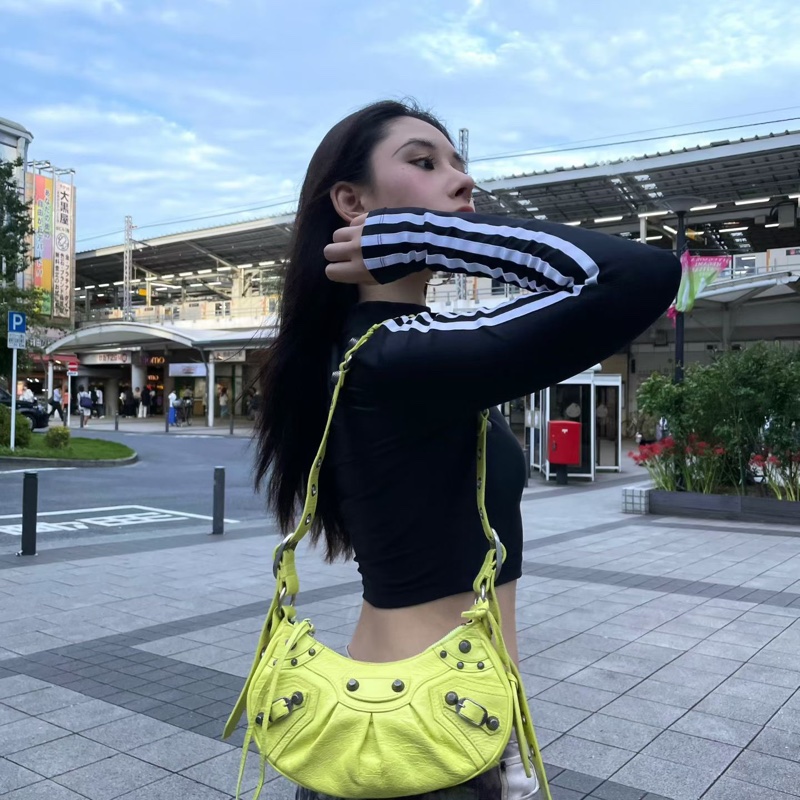 「JL精品代購」極新 Balenciaga螢光黃色Le Cagole月牙豌豆款機車包-2