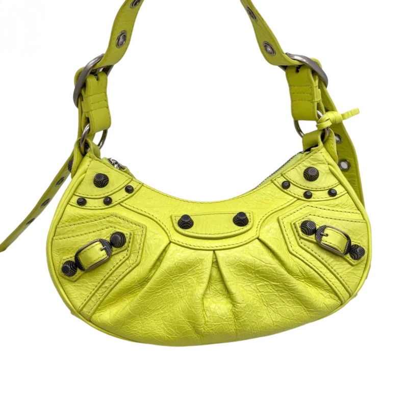 「JL精品代購」極新 Balenciaga螢光黃色Le Cagole月牙豌豆款機車包-4