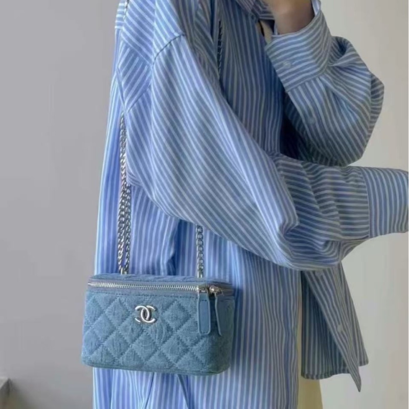 CHANEL 23P藍色牛仔丹寧山茶花銀扣愛心調節扣化妝盒斜背包17×8×9.5 98新配件塵袋-0