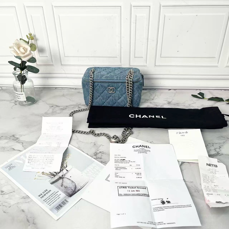 CHANEL 23P藍色牛仔丹寧山茶花銀扣愛心調節扣化妝盒斜背包17×8×9.5 98新配件塵袋-1