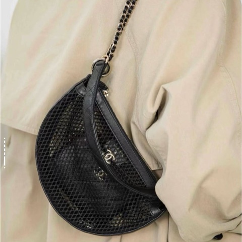 Chanel 25s黑金漁網編織新月包肩背斜背包22×15×6cm 98新配件塵袋