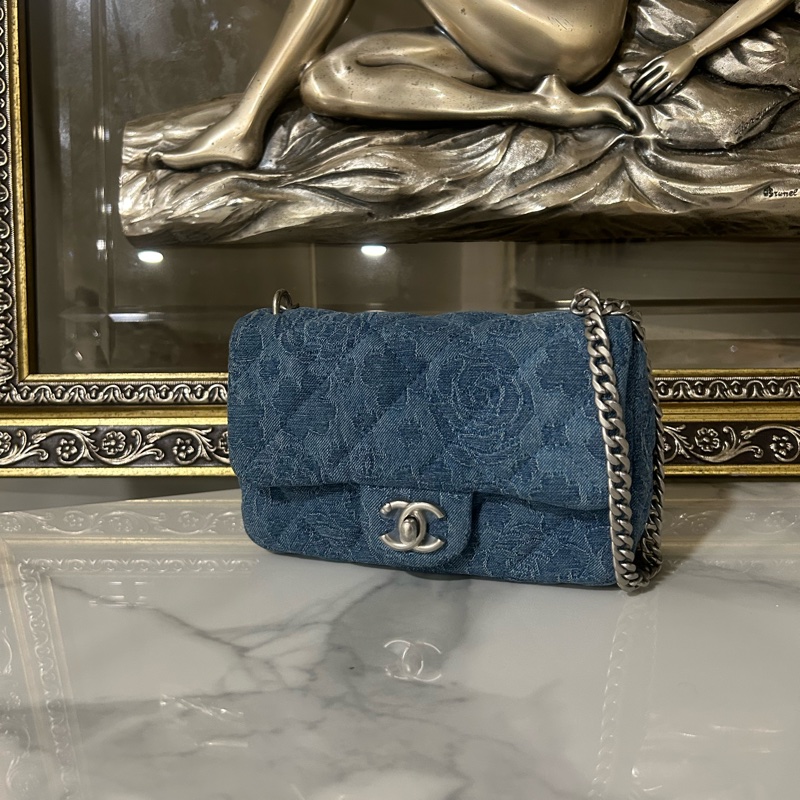 ✨Chanel 牛仔藍愛心方胖子 99新帶膜 全配💙-3