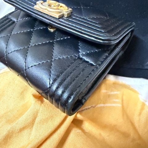 CHANEL BOY 羊皮短夾