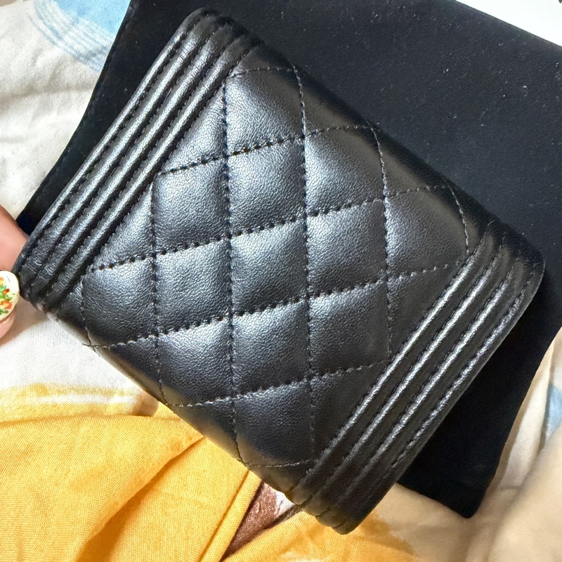 CHANEL BOY 羊皮短夾-1