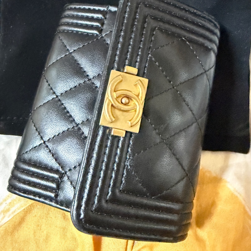 CHANEL BOY 羊皮短夾-8