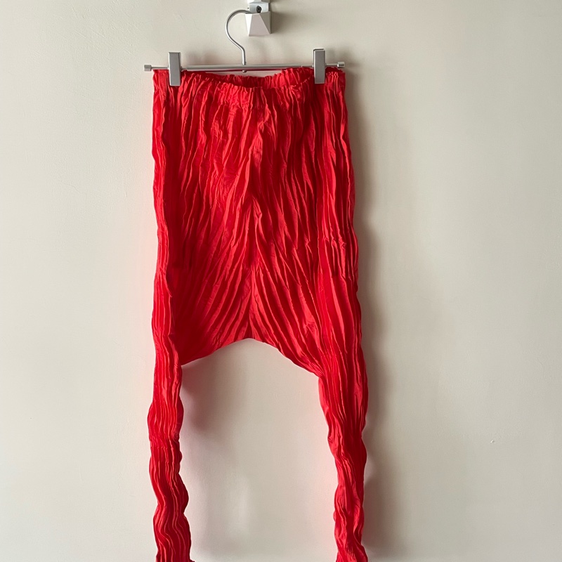 三宅一生ME 橘色造型飛鼠褲-1