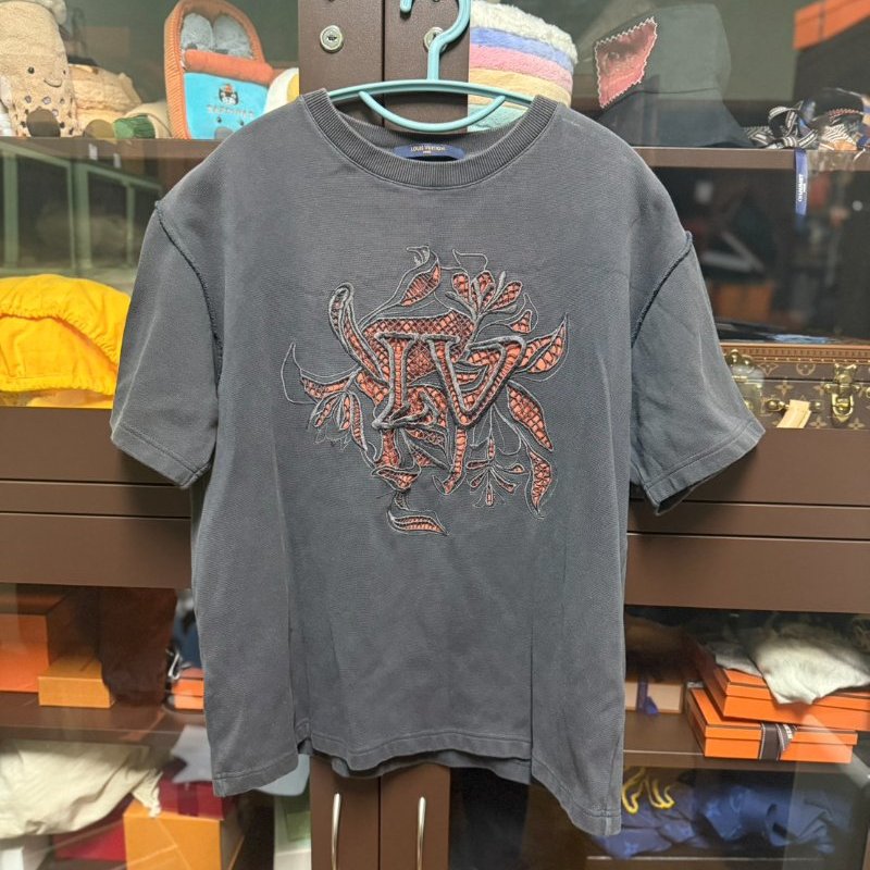 LV MEN 男 短袖上衣 T恤 針織 鏤空 深灰 logo-0