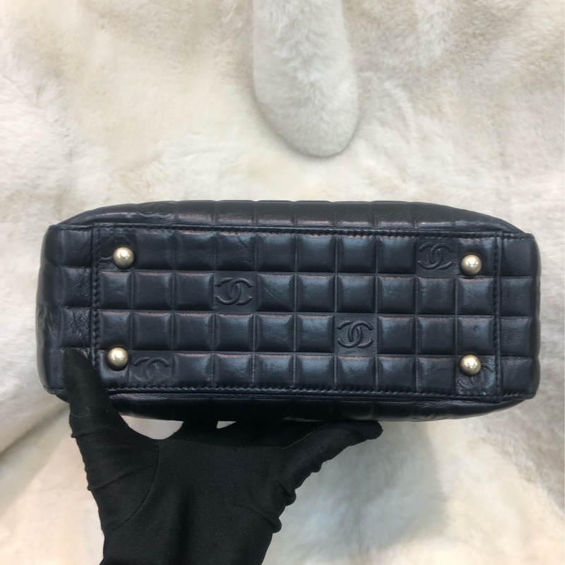 Chanel 黑色冰格方形手挽袋 XB940-4