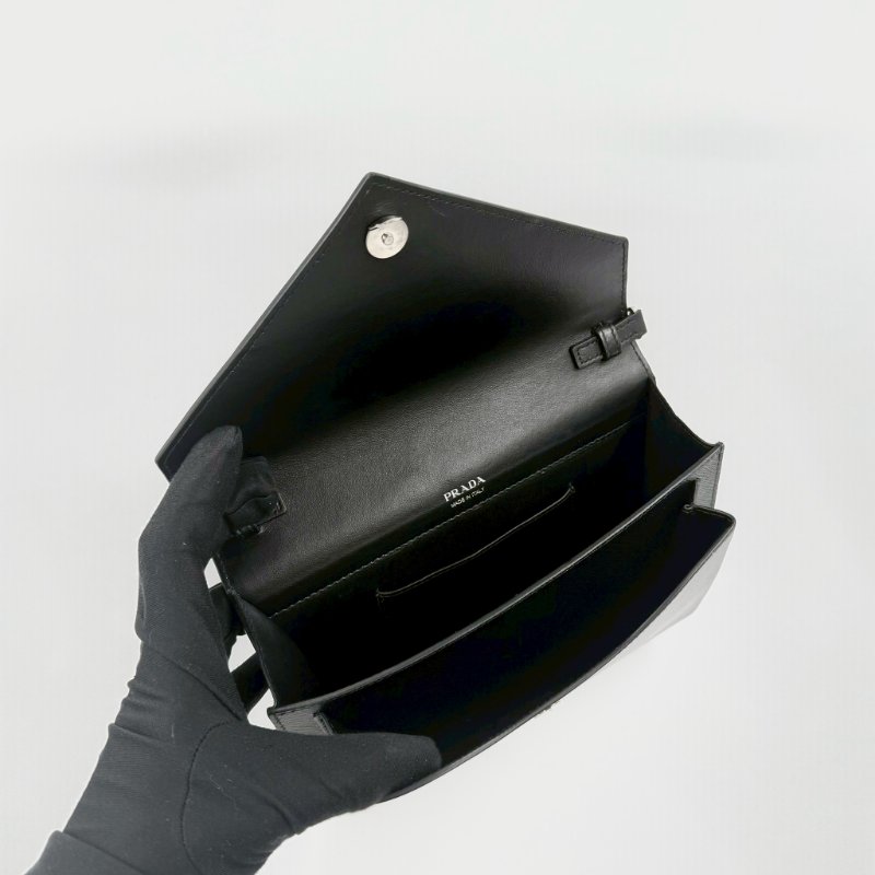 PRADA黑色牛皮銀釦信封下蓋斜背包1BP020-4
