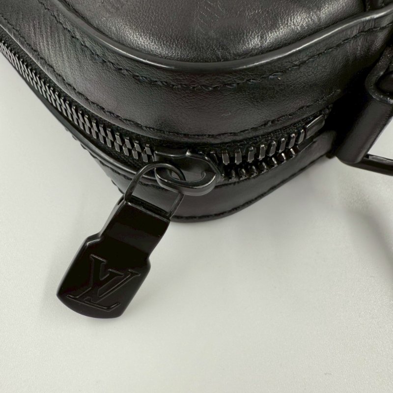 LV黑色壓紋牛皮duo二合一郵差包M69827-10