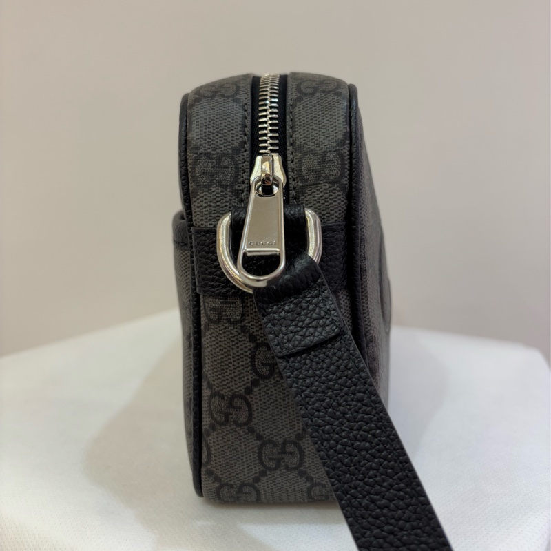 GUCCI黑灰PVC拉鏈側背包-3