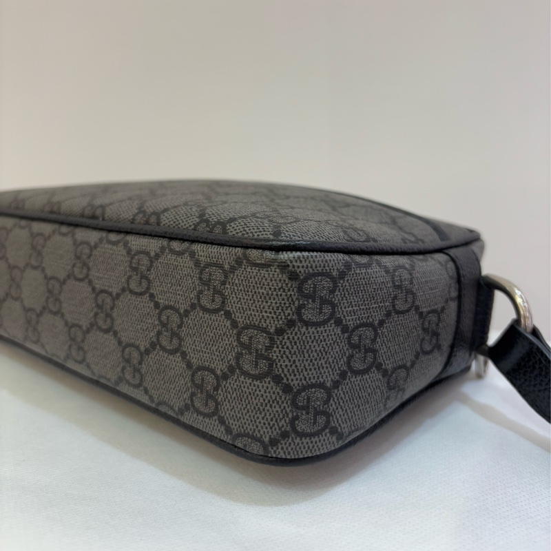 GUCCI黑灰PVC拉鏈側背包-6