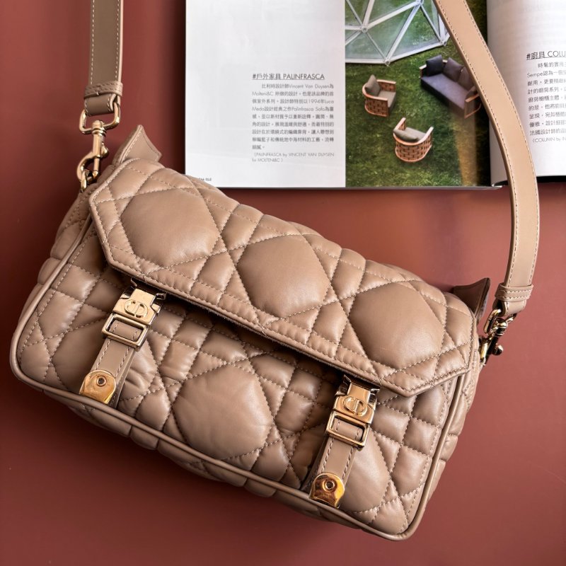 ::CHRISTIAN DIOR:: DiorCamp 奶茶色皮革黛妃雙釦掀蓋橫式郵差包-0