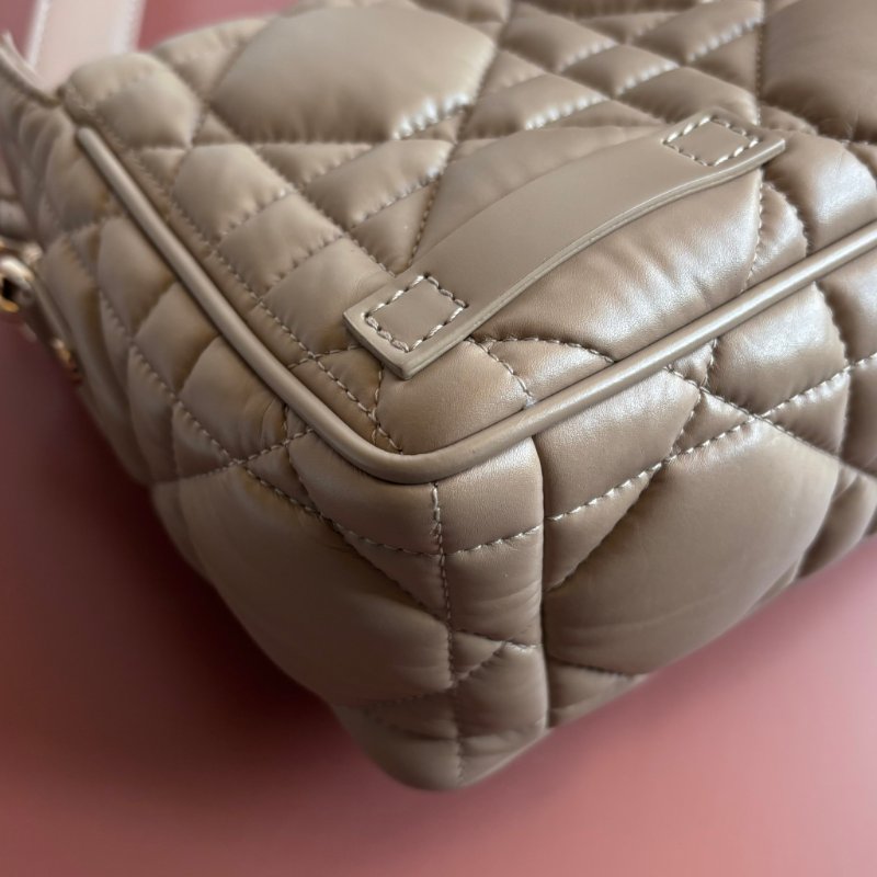 ::CHRISTIAN DIOR:: DiorCamp 奶茶色皮革黛妃雙釦掀蓋橫式郵差包-4