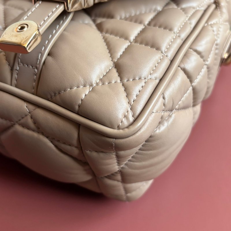 ::CHRISTIAN DIOR:: DiorCamp 奶茶色皮革黛妃雙釦掀蓋橫式郵差包-6