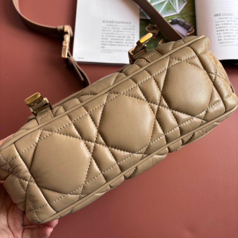 ::CHRISTIAN DIOR:: DiorCamp 奶茶色皮革黛妃雙釦掀蓋橫式郵差包-10