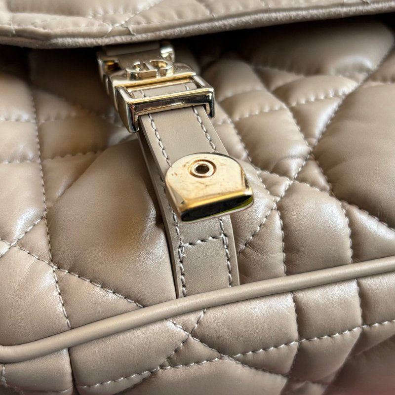 ::CHRISTIAN DIOR:: DiorCamp 奶茶色皮革黛妃雙釦掀蓋橫式郵差包-11