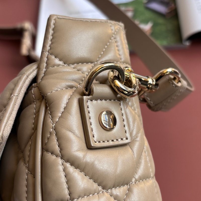 ::CHRISTIAN DIOR:: DiorCamp 奶茶色皮革黛妃雙釦掀蓋橫式郵差包-13